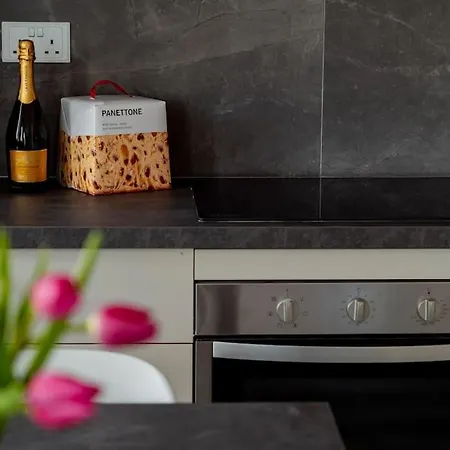 Designer 2bdr And 2bath Near Sea Retreat! グジラ