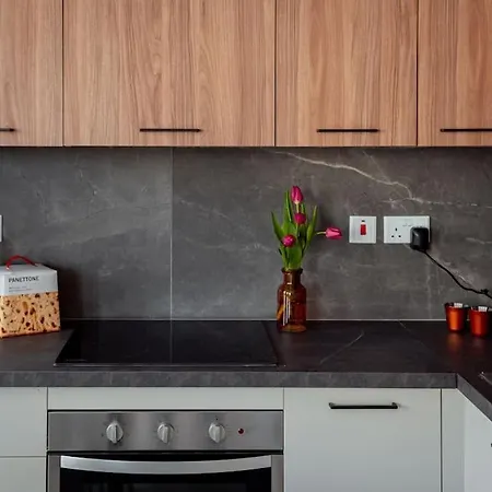 Designer 2bdr And 2bath Near Sea Retreat!